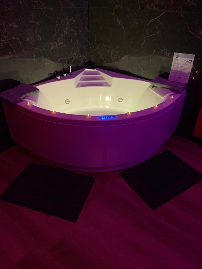 Love Room Avec Jacuzzi Prive Bonnetable Ngoại thất bức ảnh